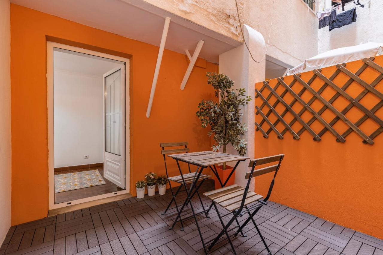 Lovely Patio Getaway In Apartment Lisbon